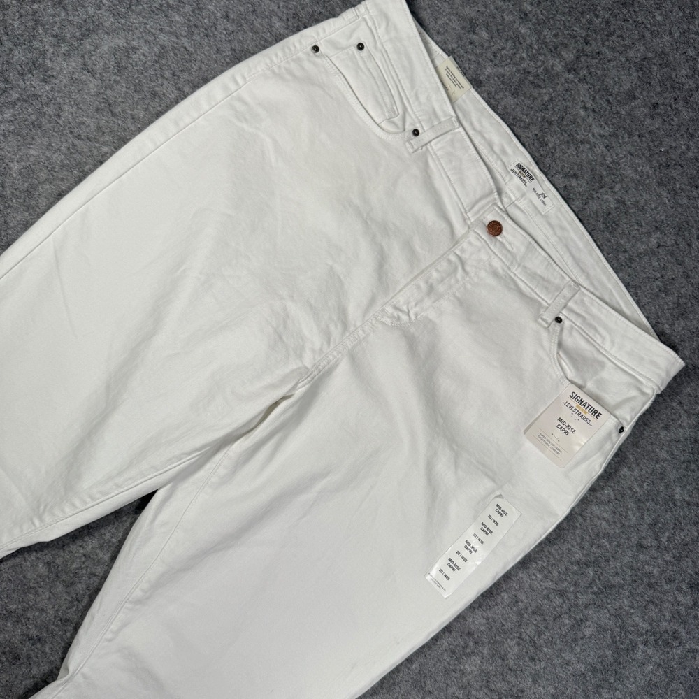Signature by Levi Strauss Women White Mid Rise Capri Jeans 20 W35 74906-0021 NWT
